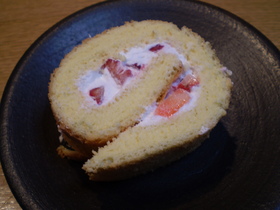 お店のみたいなロールケーキ