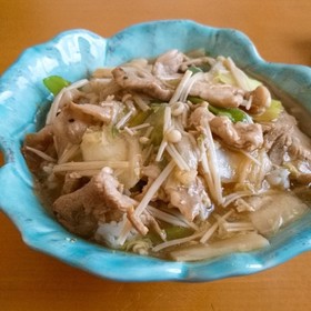 白菜、豚肉、えのきのあんかけ丼