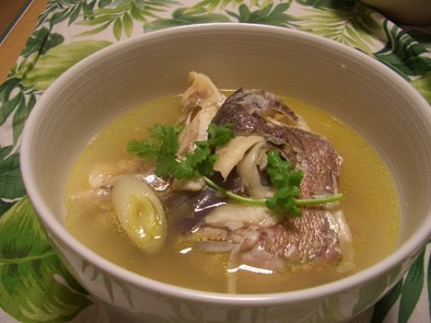 鯛のアラで作るエスニック風スープの写真