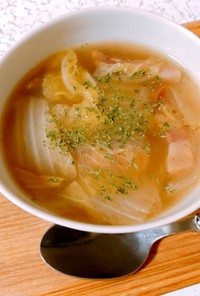 パンチェッタと白菜の簡単コンソメスープ