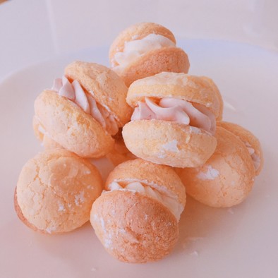 ☆人気検索10入りケーキ苺の手作りブッセの写真