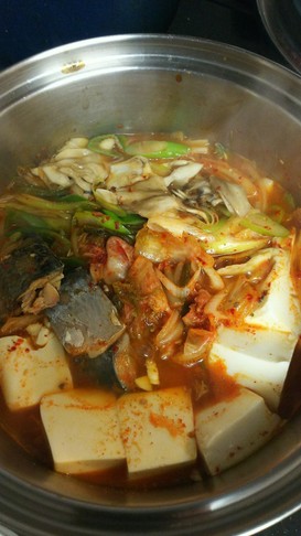 人気のさば缶でキムチ鍋