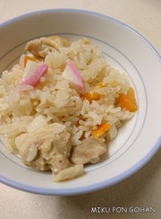 ジューシー風鶏肉とかまぼこの炊き込みご飯の写真