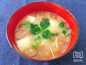 本だしで簡単!基本の豆腐となめこの味噌汁