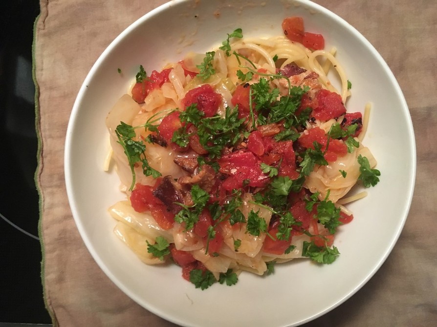 キャベツ、トマト、ベーコンのスパゲティの画像