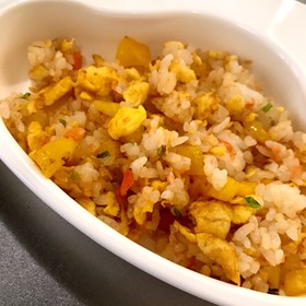 簡単*コンビニおにぎりで幼児食チャーハン