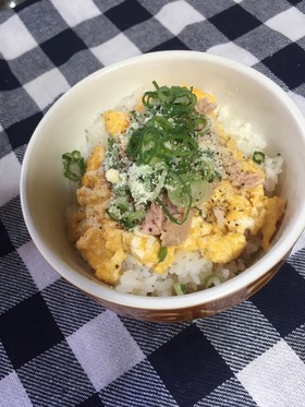 朝ご飯、ランチ☆バター香る卵とツナの丼
