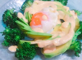 アボカドと温泉卵のわさびマヨネーズサラダ