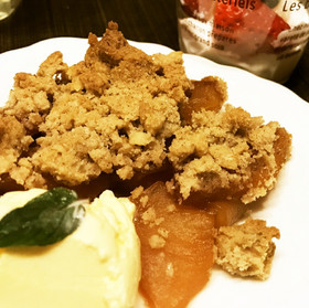 シナモン風味のアップルクランブル