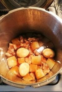 豚ブロックと大根・卵の煮物