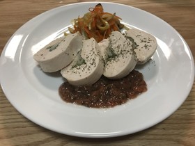 ネギと大葉の鶏肉のファルシ梅肉ソース