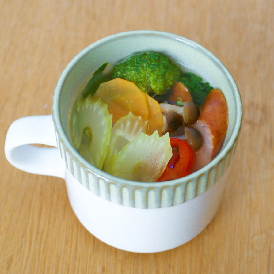 マグカップで野菜スープの画像
