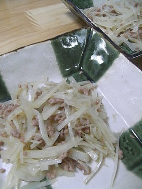 おふくろの味?ジャガとブタヒキ炒めただけ