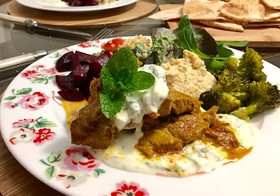 ラム肉のスパイス焼き ヨーグルトソース