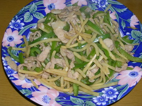 家にある調味料で作れるチンジャオロース♪