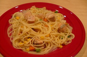 新玉ねぎと鮭をパスタで食べる。