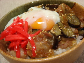 温玉のせ~☆なすと豚バラのピリ辛丼☆
