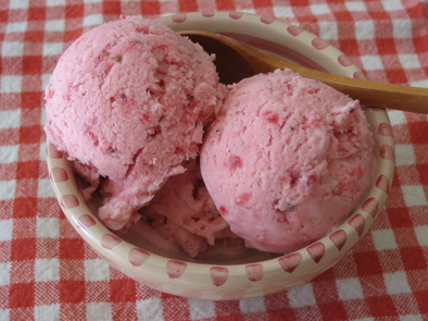 イチゴの楽ちんアイスクリームの写真