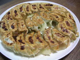 底はカリ、中味は肉汁じわっの餃子の焼き方