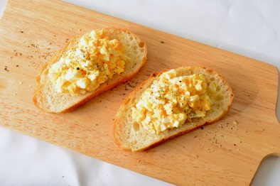 簡単！卵とクリームチーズのオープンサンドの写真