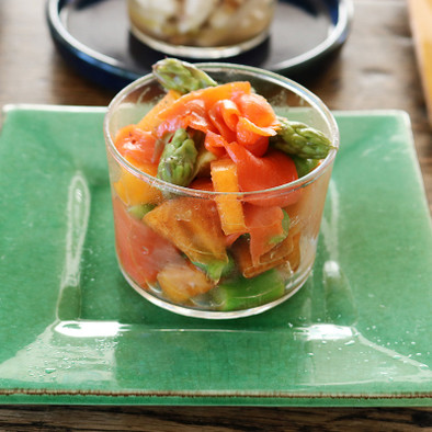 柿とサーモン、アスパラのサラダの写真