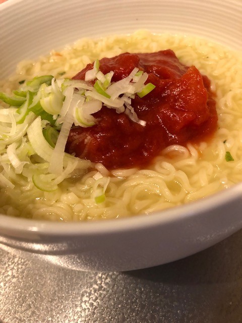 サッポロ一番塩らーめんでトマト麺の画像