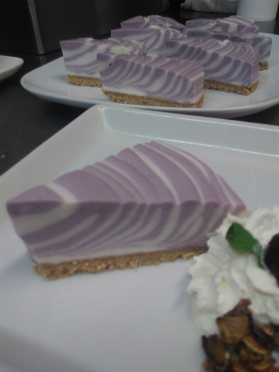 レアチーズケーキ　（ブルーベリー味）の写真