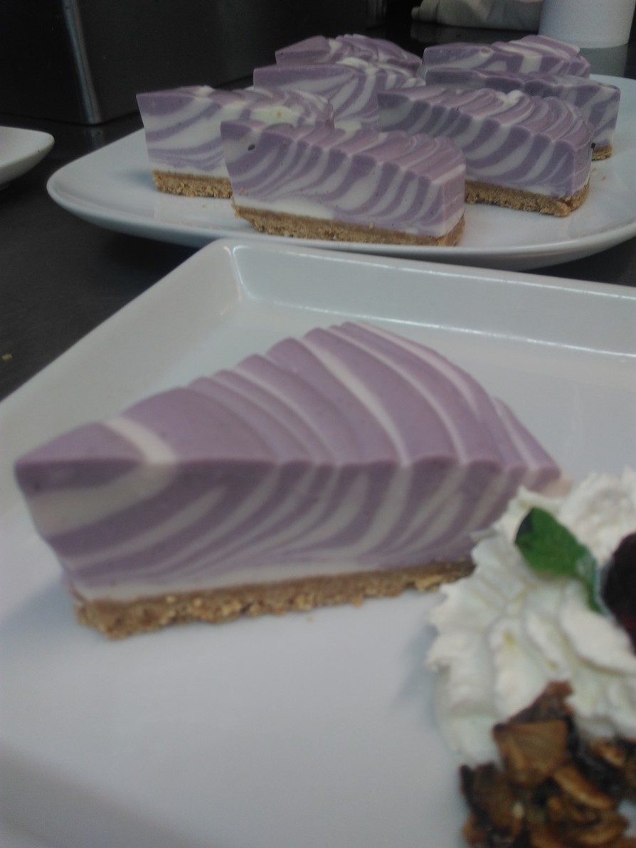 レアチーズケーキ　（ブルーベリー味）の画像