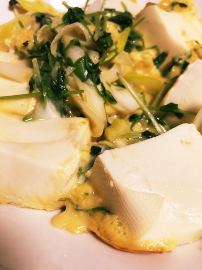 節約ボリューム副菜！豆腐と豆苗の卵とじ！の写真