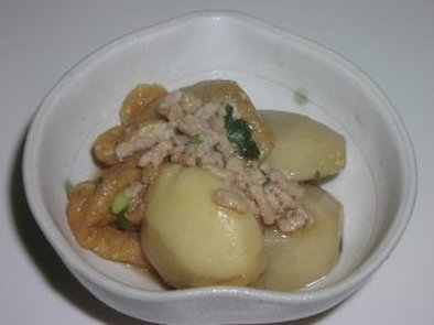 里芋と油揚げの煮物の写真