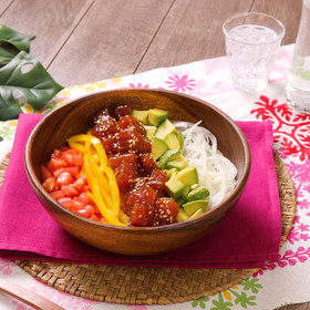 マグロのカラフルポキ丼