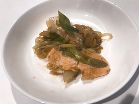シャケと玉ねぎとネギのスパイスホイル焼き