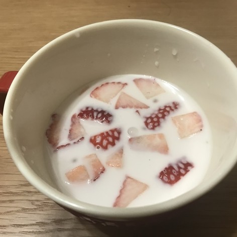 タピオカココナッツミルク苺のプチデザート