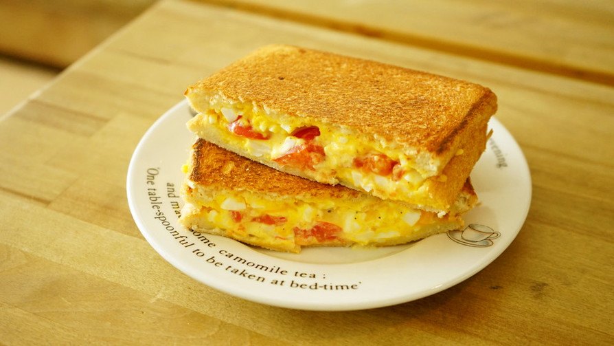 トマト風味のチーズ卵サンドの画像