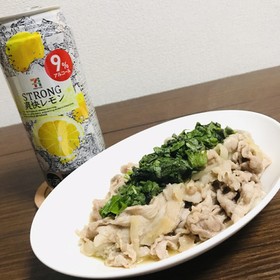 大葉を載せた豚肉の炒め物