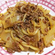 皮も一緒に!大根と挽肉の甘辛炒めの写真