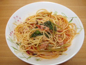 ほうれん草としめじのトマトソースパスタ