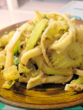 弁当やおつまみに♪イカとセロリカレー炒め