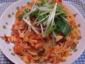 エリンギとベーコンのトマトソースパスタ