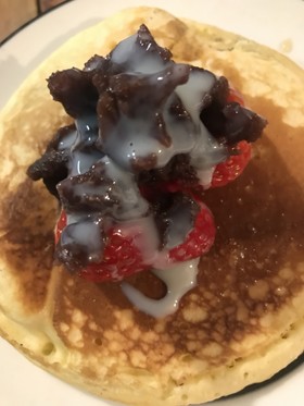 苺飴と餡子の練乳がけホットケーキ