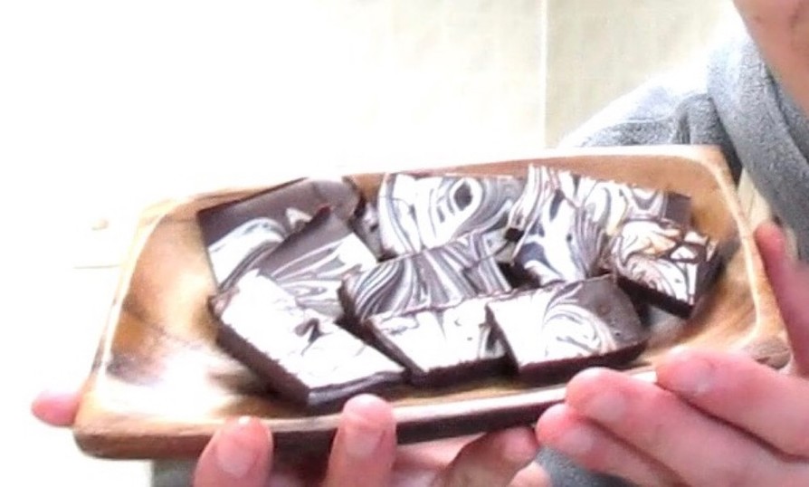 可愛いチョコ料理『マーブル模様チョコ』の画像