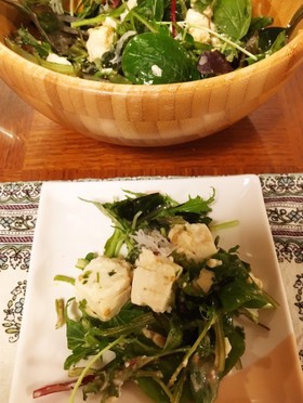 自家製ドレッシングで海藻と豆腐のサラダ
