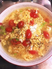 トマトとチーズと卵とセロリと塩ラーメンの写真