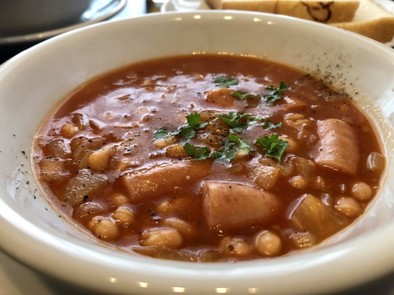 白いんげん豆とウインナーのトマトスープの写真