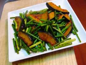 かぼちゃとにんにくの茎のピリ辛炒め