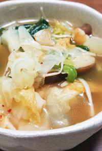 体もポカポカ温まるキムチ野菜スープ