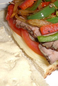 炒め野菜とローストビーフのサンドイッチ
