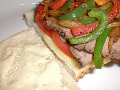 炒め野菜とローストビーフのサンドイッチの写真