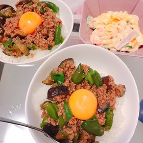 ピーマンとナスの肉味噌丼♡