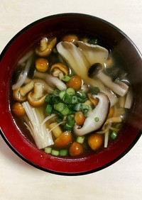 風邪対策にも！きのこたっぷり中華スープ